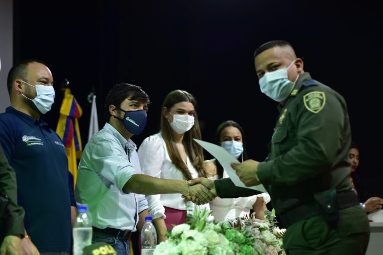 Policía de vigilancia recibiendo su diploma de manos del alcalde Jaime Pumarejo