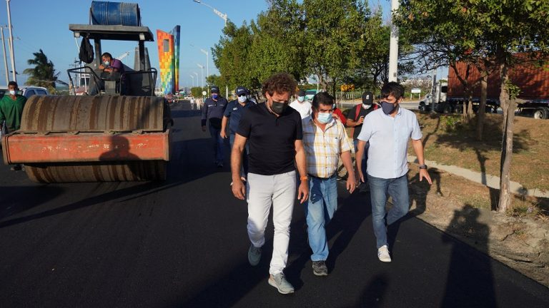 Recorrido del alcalde Pumarejo con su equipo de trabajo para verificar las obras de la circunvalar