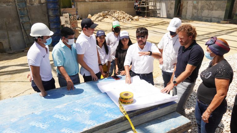 Imagen del Alcalde Pumarejo en compañía del equipo colaborador para la recuperación del mercado de Granos