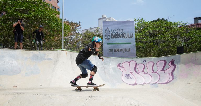 imagen de joven en pista de Skateboarding