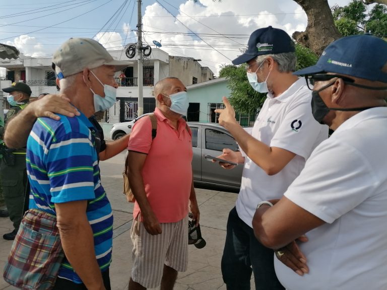 Juan Manuel Alvarado, dialoga con los vecinos del barrio Rebolo