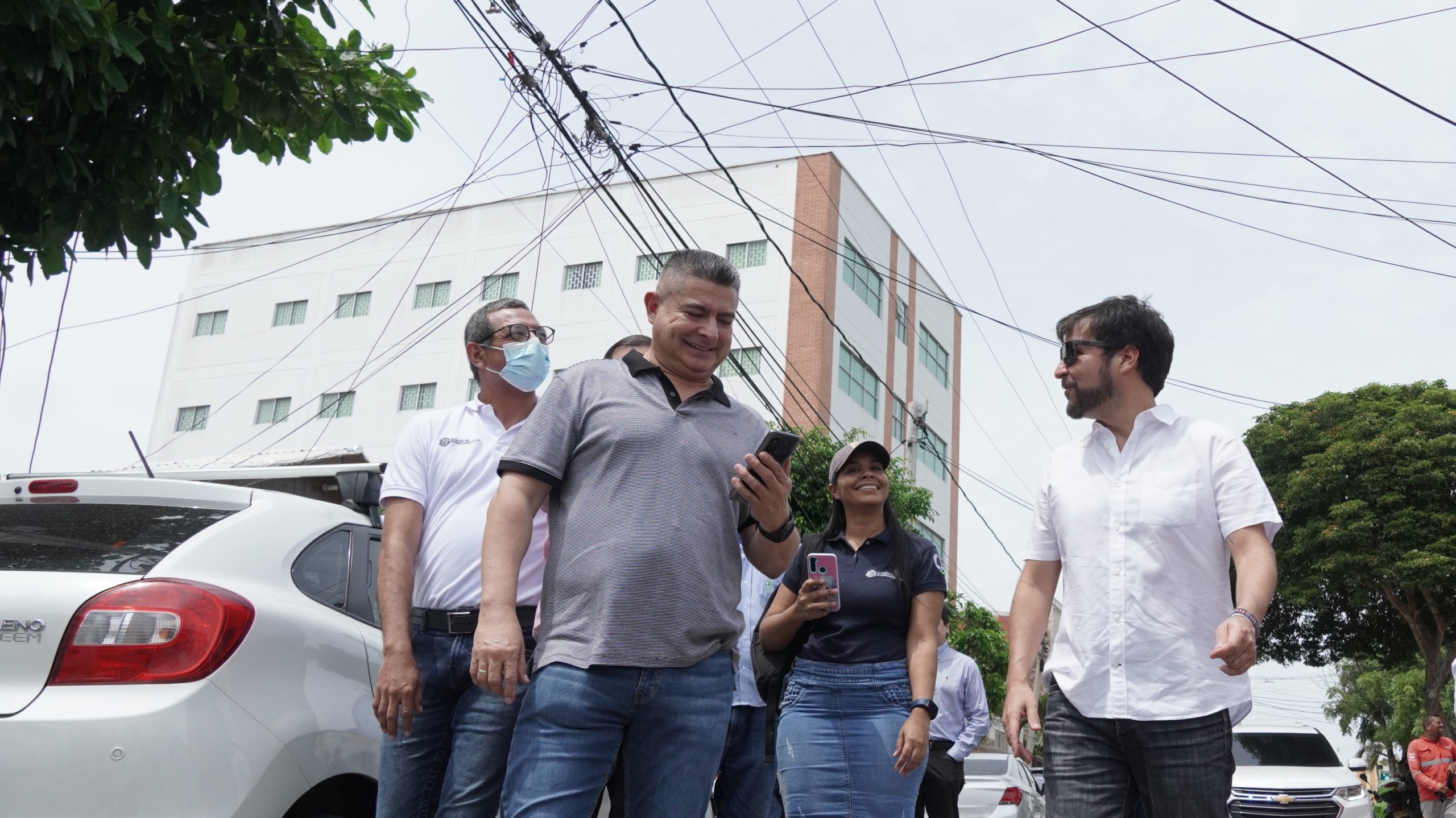 Barranquilla comenzó a decirle adiós a 'telarañas' de cables en los postes