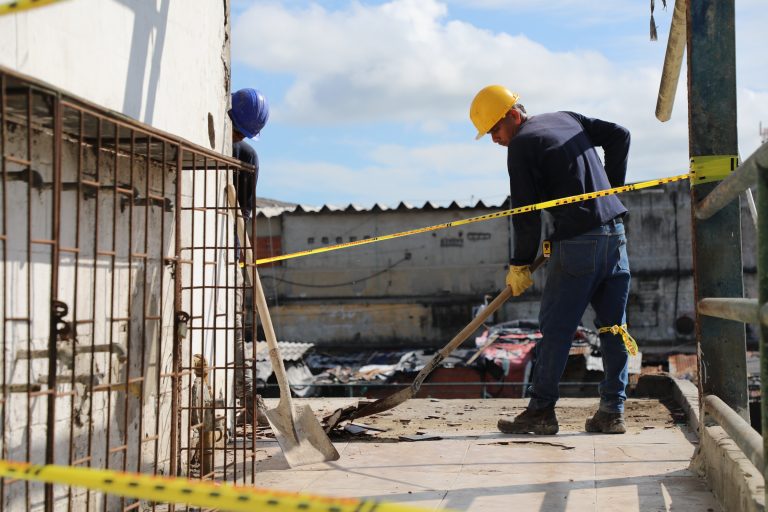 Imagen de trabajador en el área de construcción del mercado La Magola durante jornada laboral