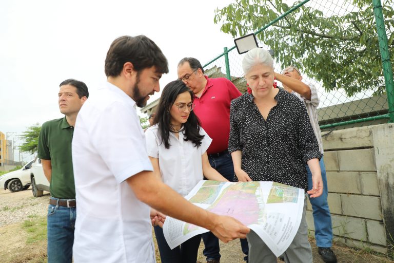 Alcalde Jaime Pumarejo revisando planos de predios con la secretaria de Planeación Distrital y la Ministra de Vivienda del País