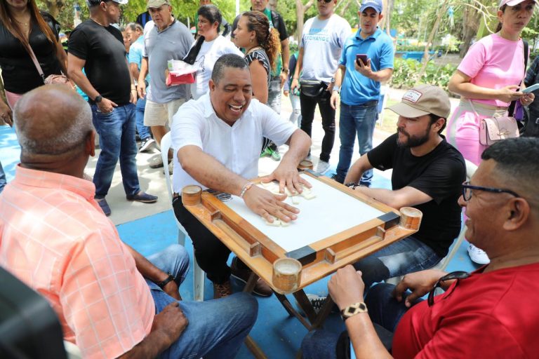 Alcalde Jaime Pumarejo jugando dominó con los miembros de la comunidad.