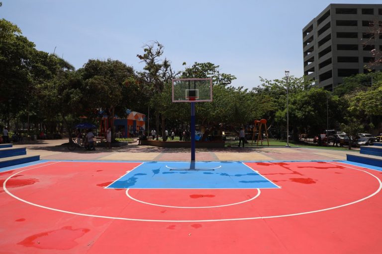 imagen de la cancha de baloncesto del Suri Salcedo.
