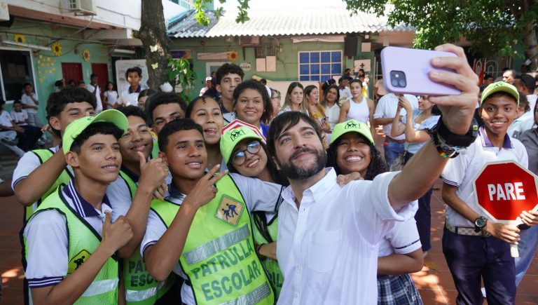 Alcalde Pumarejo se toma una selfie con la patrulla escolar de la IED Juan Acosta Solera