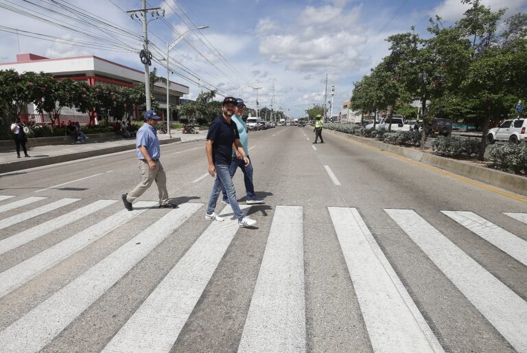 El alcalde Jaime Pumarejo, el gerente de la ADI y el secretario de infraestructura caminan sobre la vía