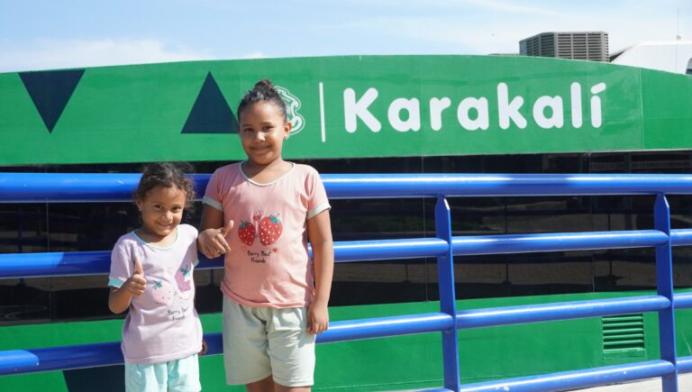 Barranquilleros disfrutando de la llegada del RioBús Karakalí a la Intendencia Fluvial.