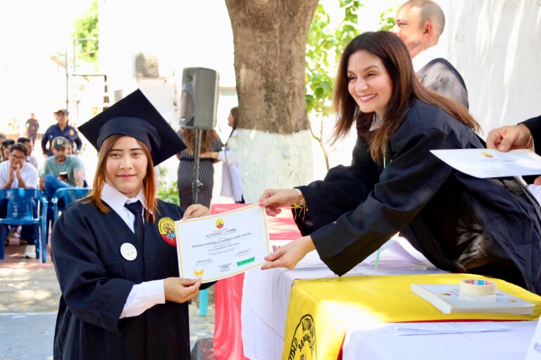 Primera Dama entregando diploma