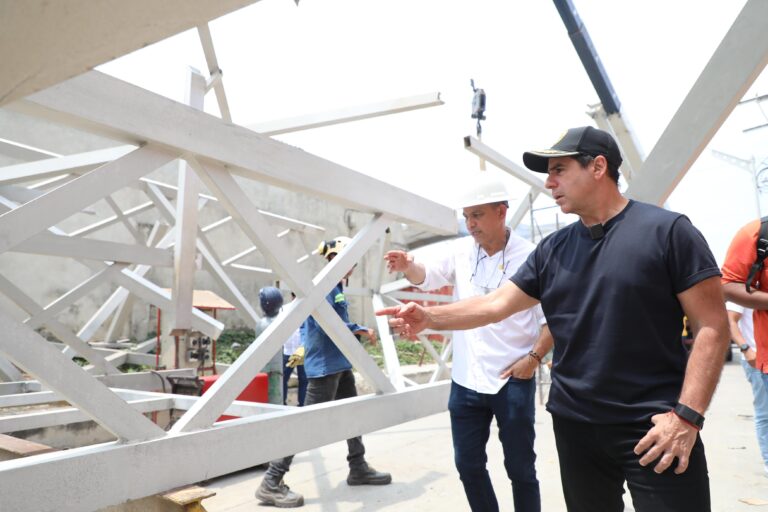 Alcalde Char revisando las obras del puente de la Circunvalar